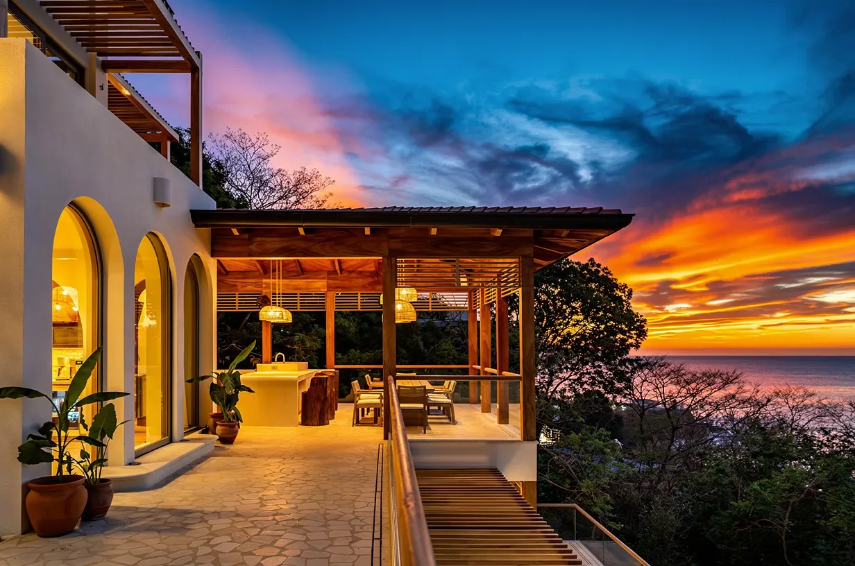 Private Luxusvilla in Costa Rica bei Sonnenuntergang