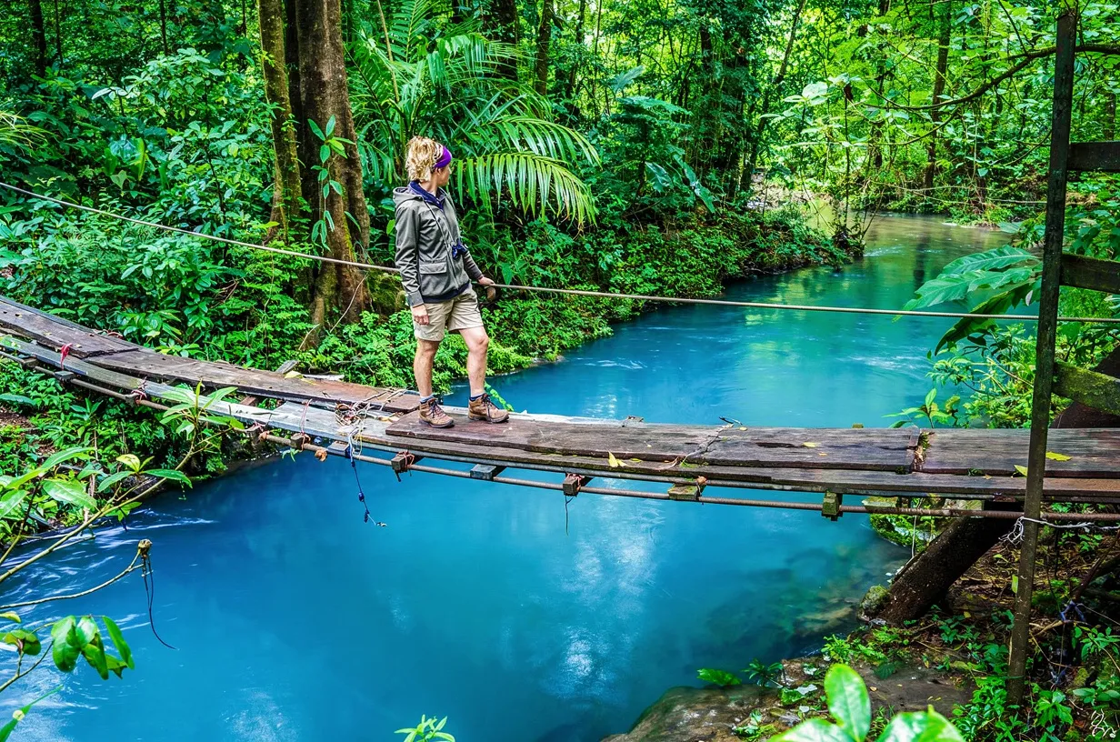 Experiencia privada en la selva cerca de un río azul en Costa Rica