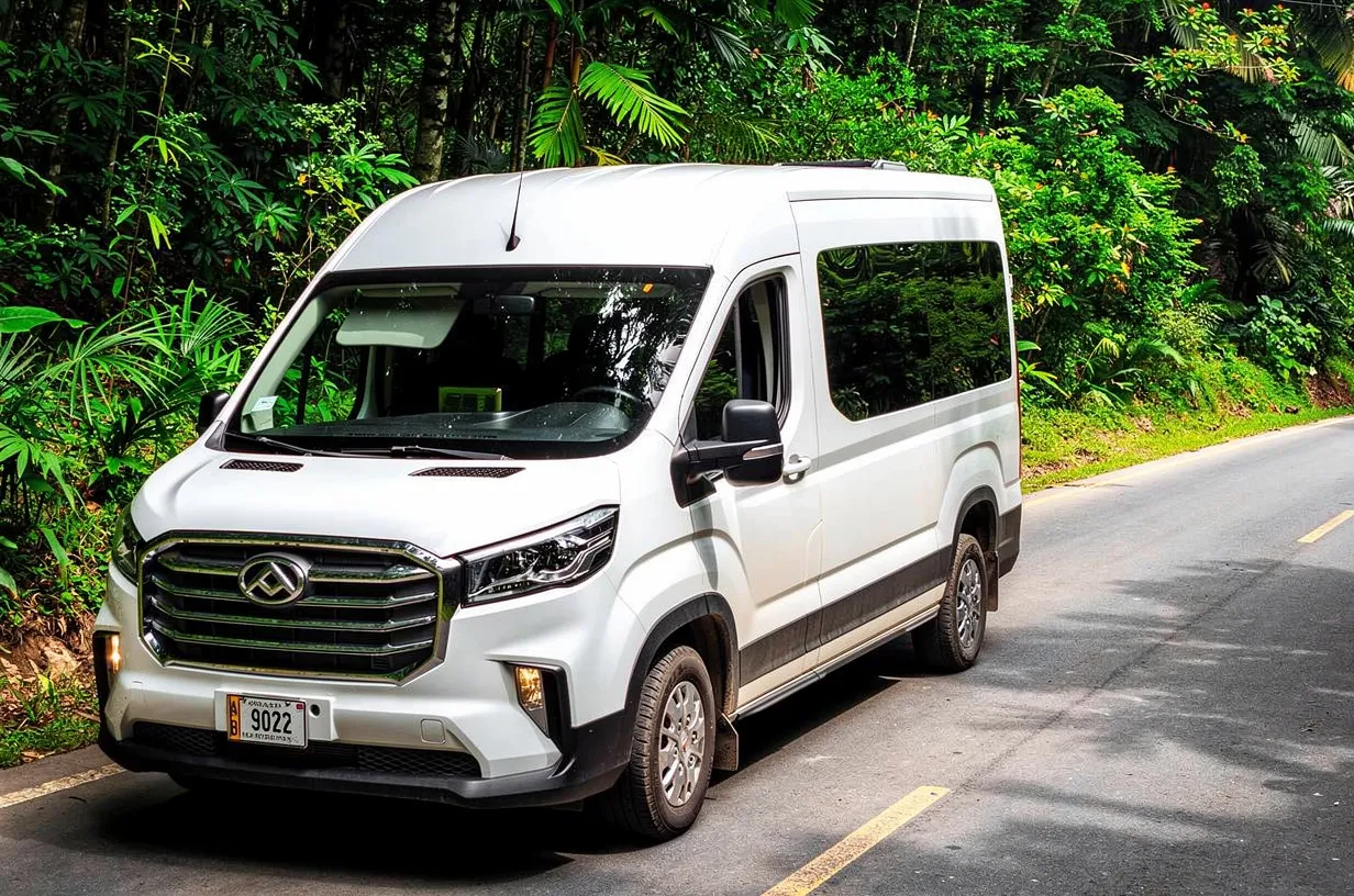 Luxus-Passagier-Van auf einer Regenwaldstraße für private Transfers in Costa Rica