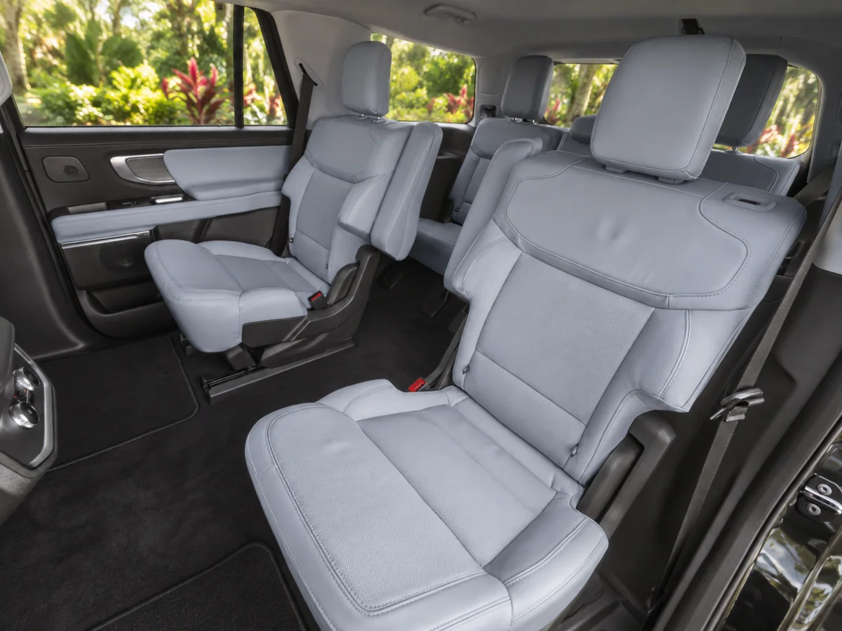 Ford Expedition second-row passenger seats