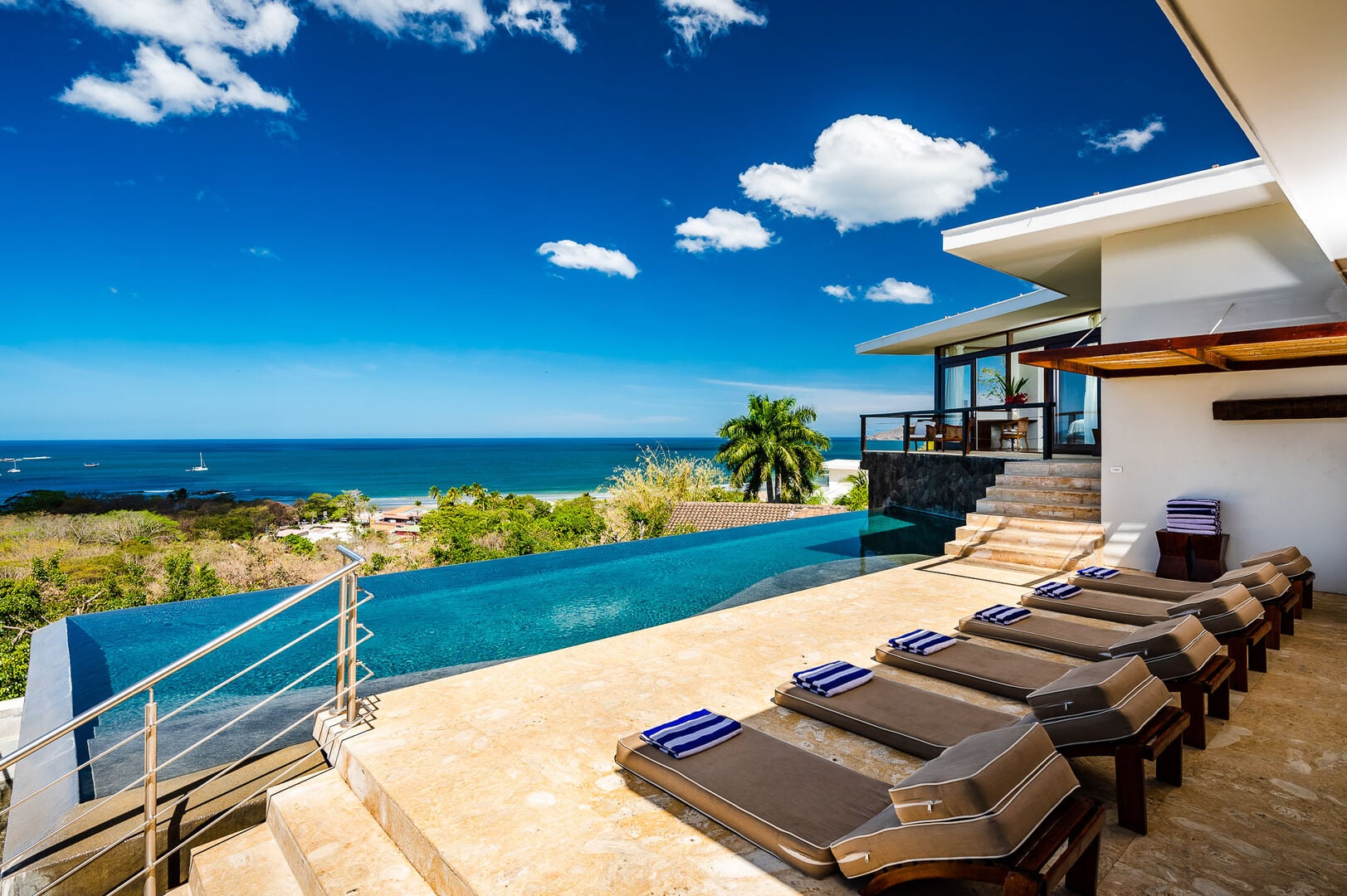 Infinity pool, sun terrace and Pacific view